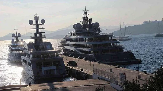 Milyon dolarlık yatlar ardı ardına yanaştı, bakan bir daha baktı