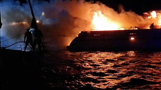 Milyonlarca lira değerindeki yat alev alev yandı, soğutma çalışmaları esnasında sulara gömüldü