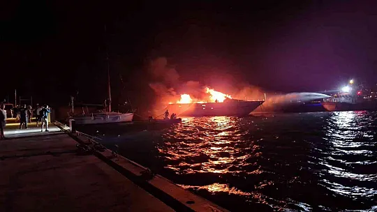 Milyonlarca lira değerindeki yat alev alev yandı, soğutma çalışmaları esnasında sulara gömüldü