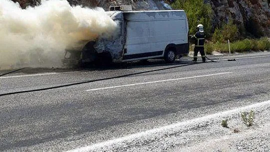 Minibüs alev aldı