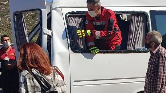 Minibüs ile kamyon çarpıştı: 5 yaralı