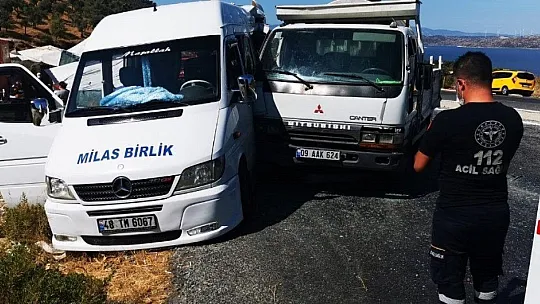 Minibüs ile kamyon çarpıştı: 5 yaralı