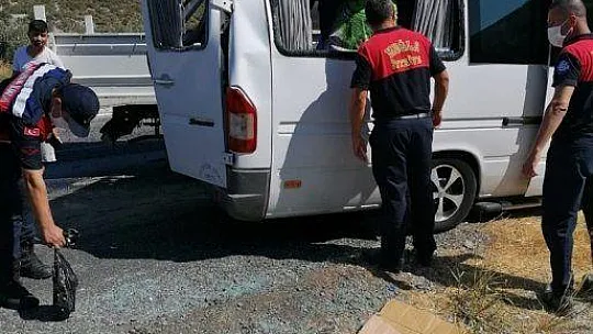 Minibüs ile kamyon çarpıştı: 5 yaralı