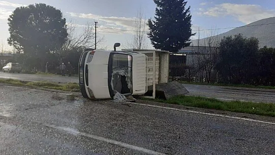 Minibüs ile kamyonet çarpıştı 4 yaralı