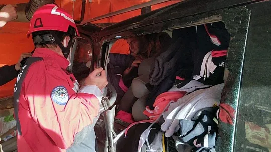 Minibüs ile kamyonet çarpıştı 4 yaralı
