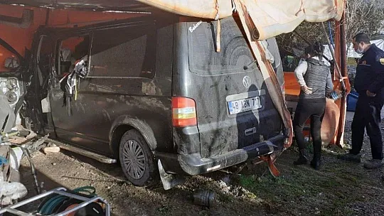 Minibüs ile kamyonet çarpıştı 4 yaralı