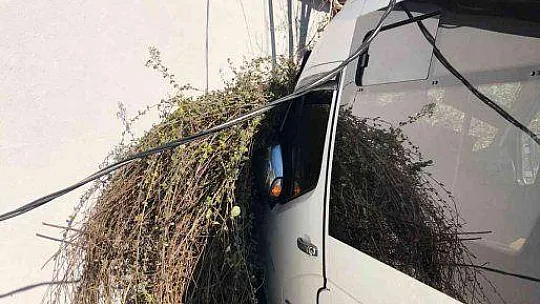MİNİBÜS YOLDAN ÇIKTI: 6 YARALI