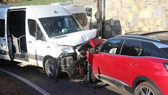 Minibüsle cip kafa kafaya çarpıştı: 22 yaralı