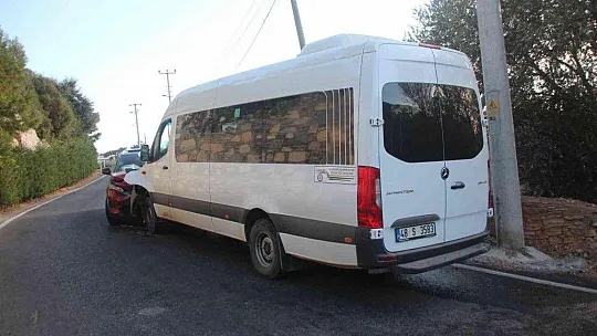Minibüsle cip kafa kafaya çarpıştı: 22 yaralı