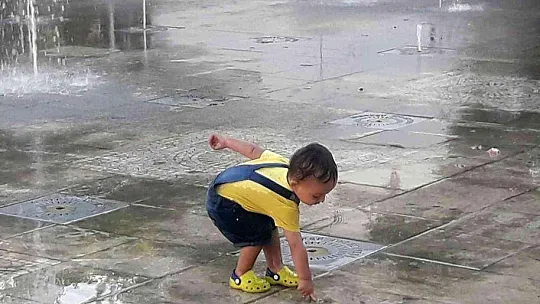 Minik çocuğun su ile imtihanı