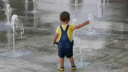 Minik çocuğun su ile imtihanı