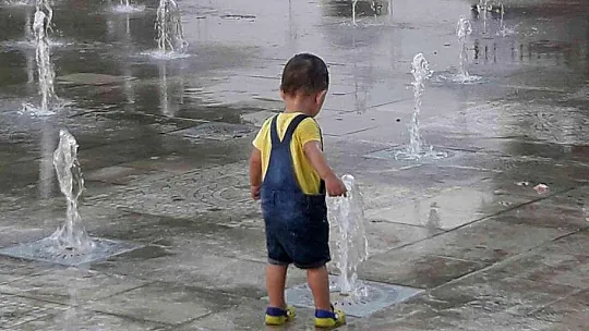 Minik çocuğun su ile imtihanı