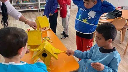 Minik eller kuş yuvalarını renklendirdi