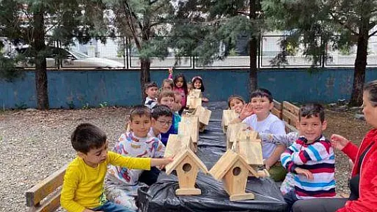 Minik eller kuş yuvalarını renklendirdi