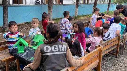 Minik eller kuş yuvalarını renklendirdi