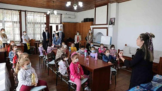 Minik okurlar için imza günü