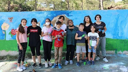 Minik ressamlar bakım evini rengarenk yaptı