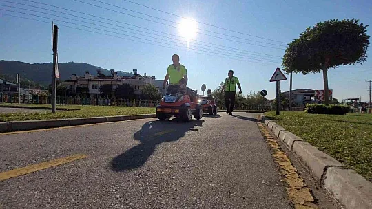 Minik şoförler eğitim parkında eğlenerek öğrendi