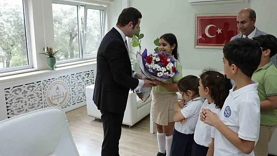 Minik yazarlar, Milli Eğitim Müdürü Çay ile buluştu