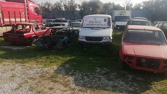 Motor ve şasi numaralarını siliyorlardı, tutuklandılar