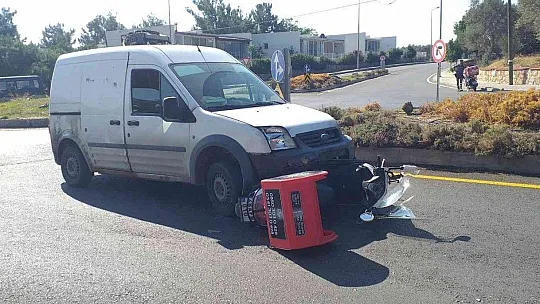 Motosiklet aracın altında metrelerce sürüklendi