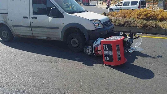 Motosiklet aracın altında metrelerce sürüklendi