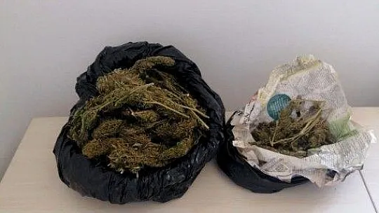 Motosiklet koltuğunun altına gizlenmiş 1,5 kilogram uyuşturucu yakalandı