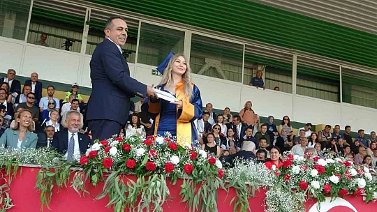 MSKÜ'de binlerce öğrenci mezuniyet mutluğu yaşadı