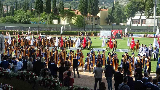 MSKÜ'de binlerce öğrenci mezuniyet mutluğu yaşadı