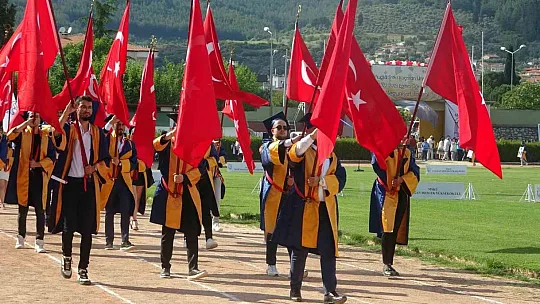 MSKÜ'de binlerce öğrenci mezuniyet mutluğu yaşadı