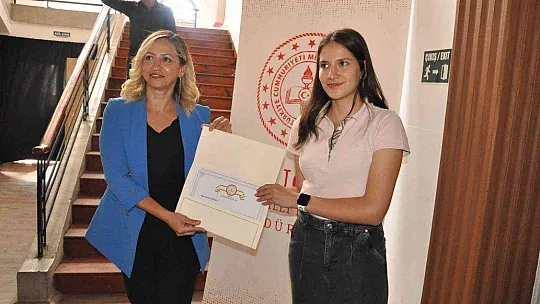 Muğla'da 2022 YKS'de başarılı olan öğrenciler ödüllendirildi