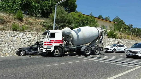 Muğla'da beton mikseri 4 otomobili biçti: 3 yaralı