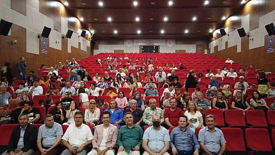 Depremzedeler bayram konseri ile moral buldu