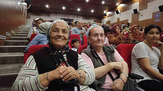 Depremzedeler bayram konseri ile moral buldu