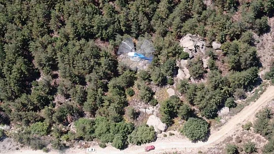 Muğla'da ekipler karadan su taşıdı, helikopter havadan müdahale etti