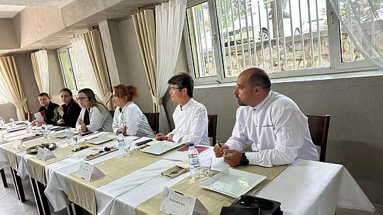 Genç aşçı adayları yemek yarışmasında hünerlerini sergiledi