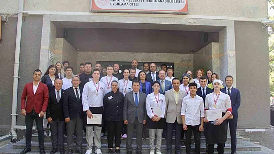 Genç aşçı adayları yemek yarışmasında hünerlerini sergiledi