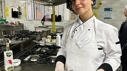 Genç aşçı adayları yemek yarışmasında hünerlerini sergiledi