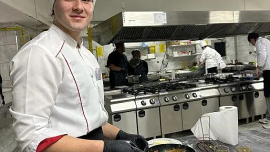 Genç aşçı adayları yemek yarışmasında hünerlerini sergiledi