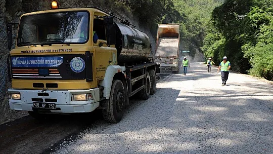 Muğla'da kırsal mahallelerin yolları yenileniyor