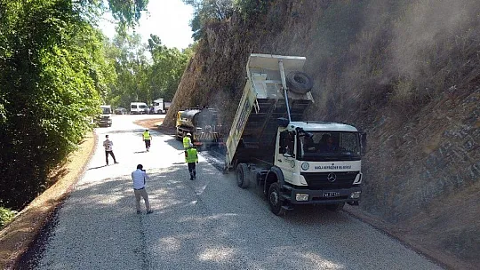 Muğla'da kırsal mahallelerin yolları yenileniyor