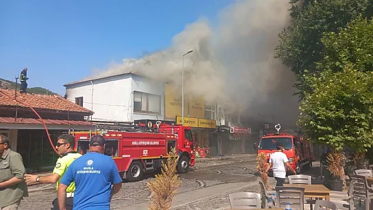 Korkutan yangın 13 iş yeri zarar gördü
