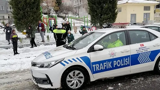 Muğla'da trafik ekipleri çocuklarla kartopu oynadı