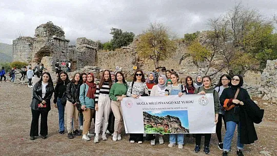 MUĞLA'DA ÜNİVERSİTE ÖĞRENCİLERİ TARİHİ VE DOĞAL GÜZELLİKLERİ KEŞFETTİ