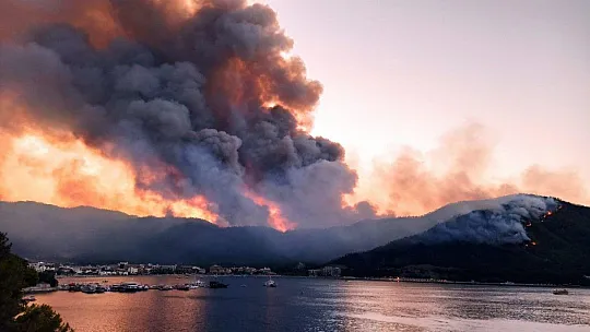 Muğla'da yangın söndürme çalışmaları sürüyor, alevler geceyi aydınlatıyor