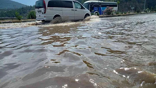 Muğla'da yaz yağmuru su birikintisine sebep oldu