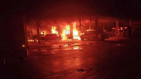 MUĞLA'DAKİ YANGINDA 4 ARAÇ, BİR İŞYERİ KÜLE DÖNDÜ