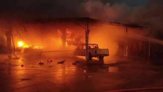 MUĞLA'DAKİ YANGINDA 4 ARAÇ, BİR İŞYERİ KÜLE DÖNDÜ