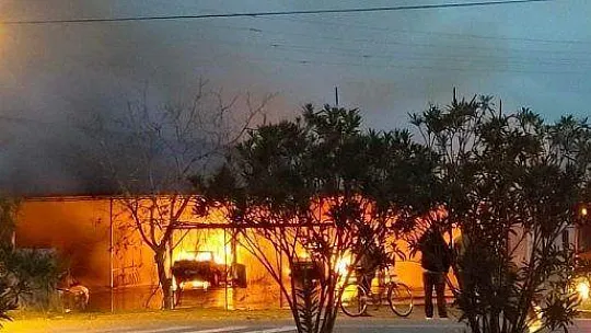 MUĞLA'DAKİ YANGINDA 4 ARAÇ, BİR İŞYERİ KÜLE DÖNDÜ