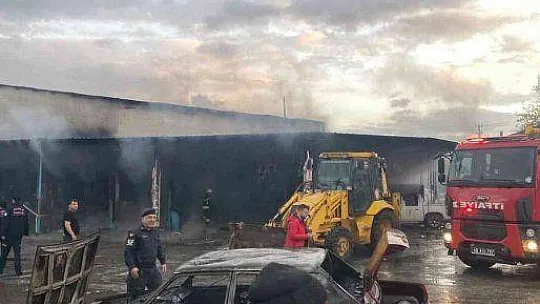 MUĞLA'DAKİ YANGINDA 4 ARAÇ, BİR İŞYERİ KÜLE DÖNDÜ